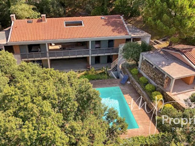 Maison avec piscine en bord de mer