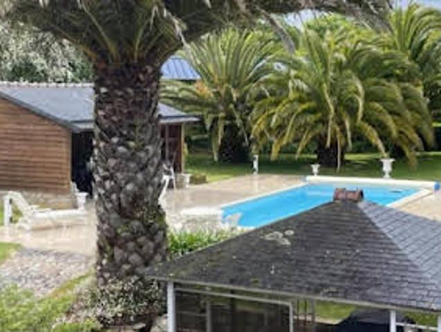 Maison avec piscine en bord de mer