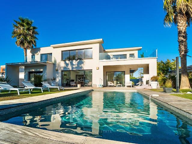 Maison avec piscine en bord de mer