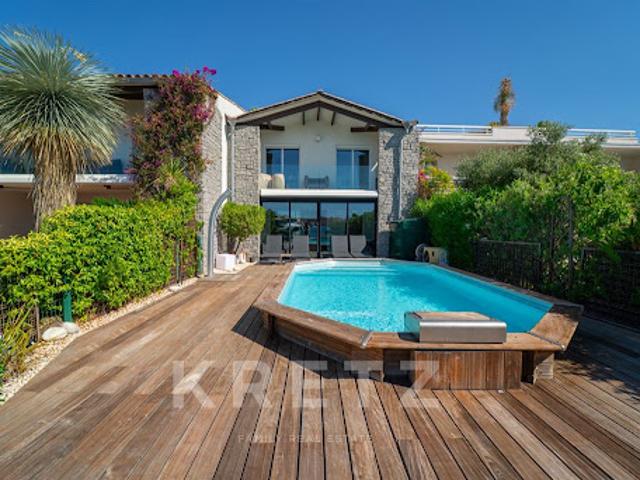 Maison avec piscine en bord de mer