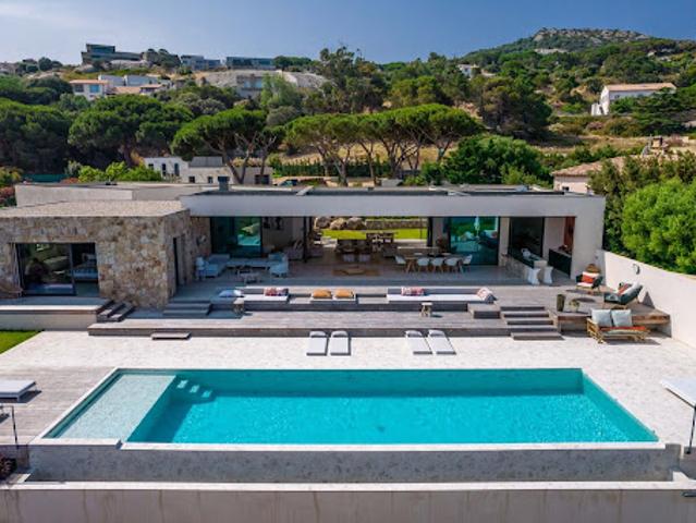 Maison avec piscine en bord de mer