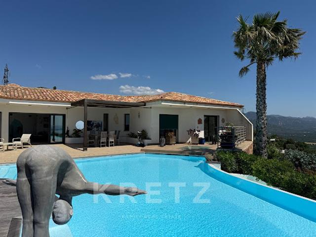Maison avec piscine en bord de mer