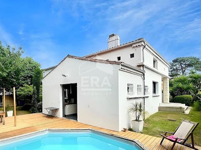 Maison avec piscine en bord de mer