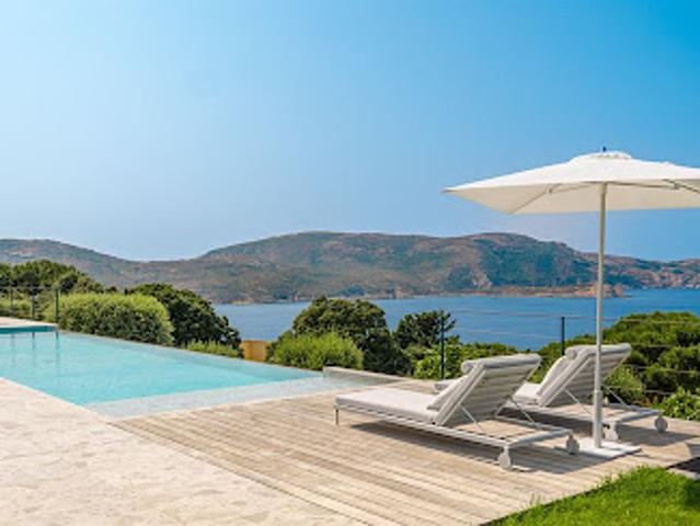 Maison avec piscine en bord de mer