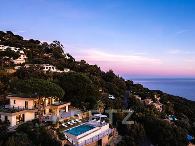 Maison avec piscine en bord de mer