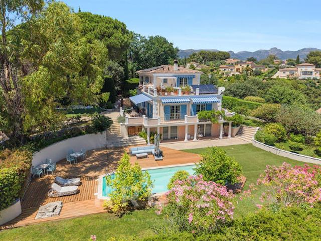 Maison avec piscine en bord de mer