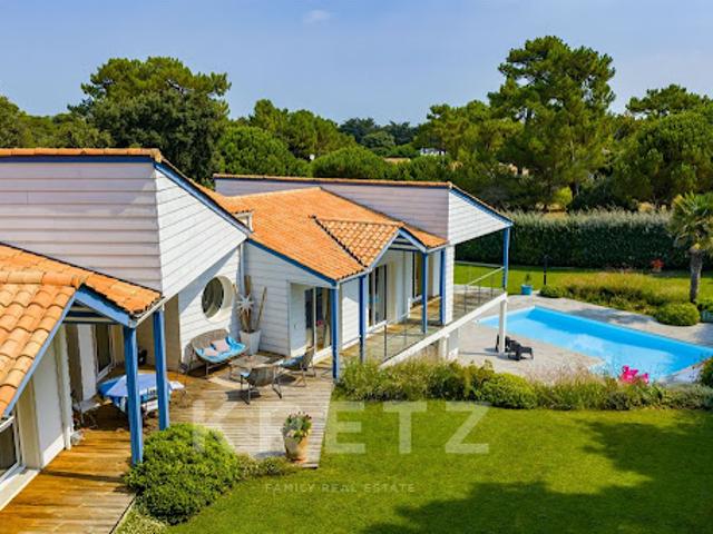 Maison avec piscine en bord de mer