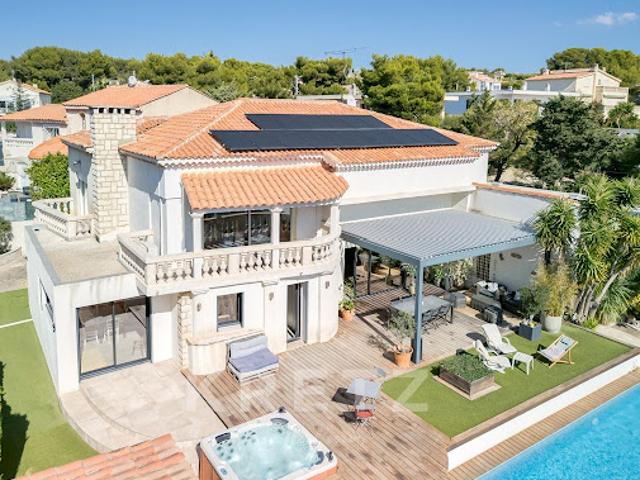 Maison avec piscine en bord de mer