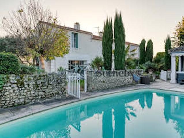 Maison avec piscine en bord de mer