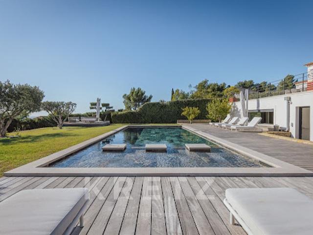Maison avec piscine en bord de mer
