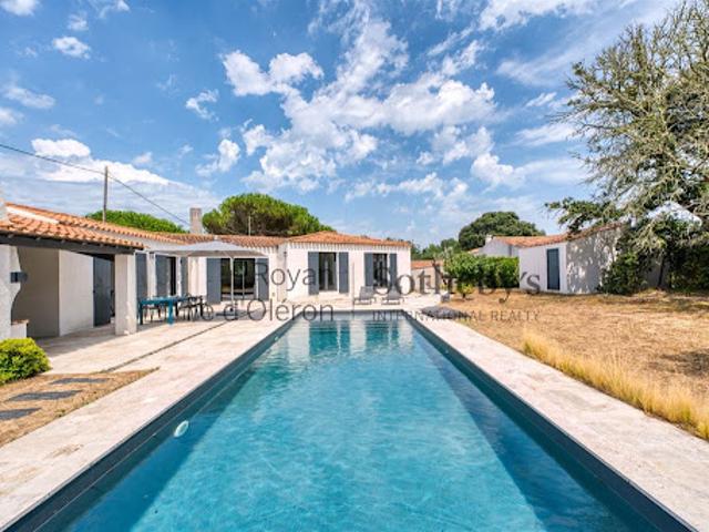 Maison avec piscine en bord de mer