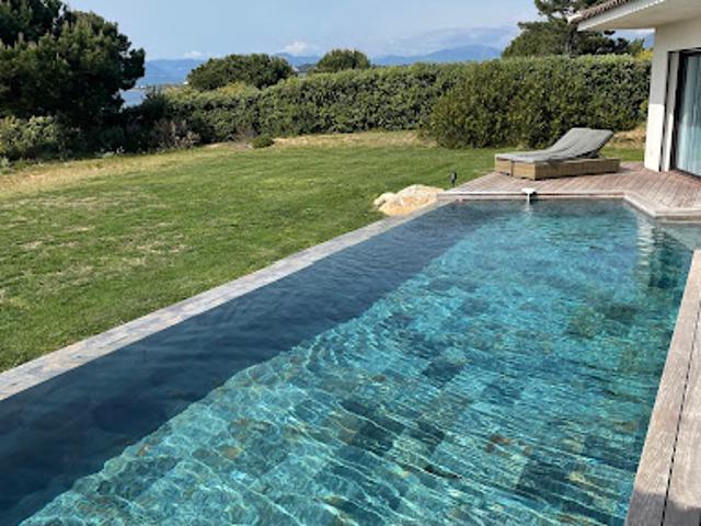 Maison avec piscine en bord de mer
