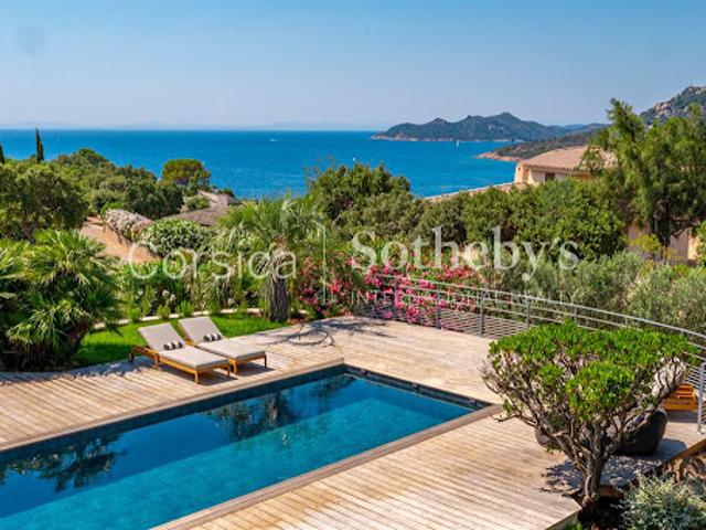 Maison avec piscine en bord de mer
