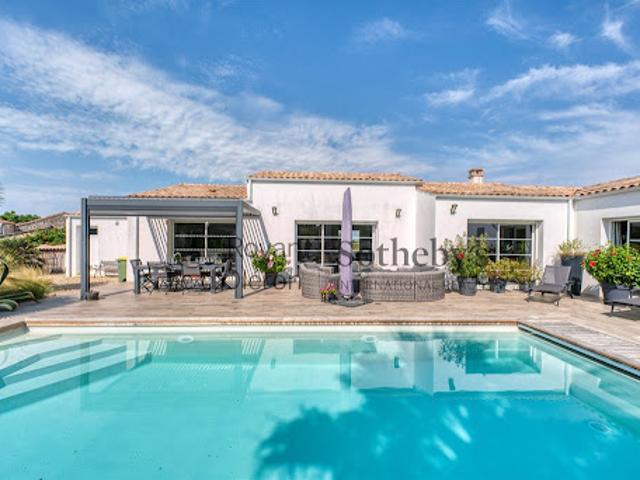 Maison avec piscine en bord de mer