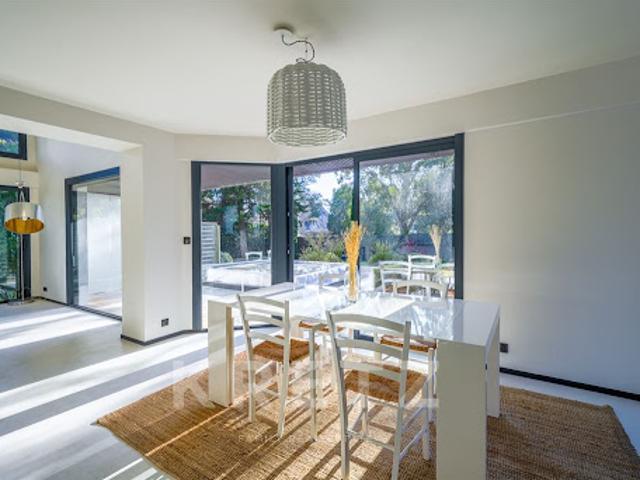 Maison avec piscine en bord de mer