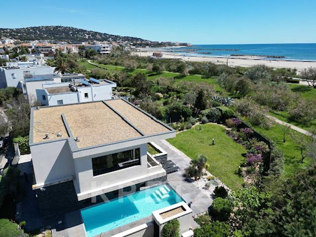 Maison avec piscine en bord de mer