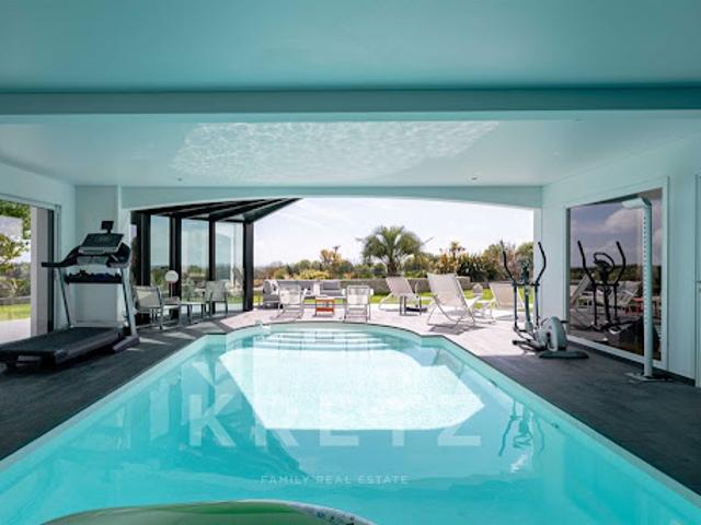 Maison avec piscine en bord de mer