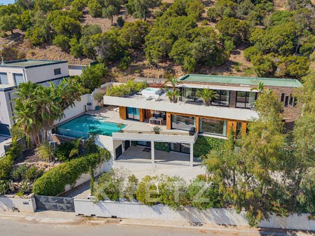 Maison avec piscine en bord de mer