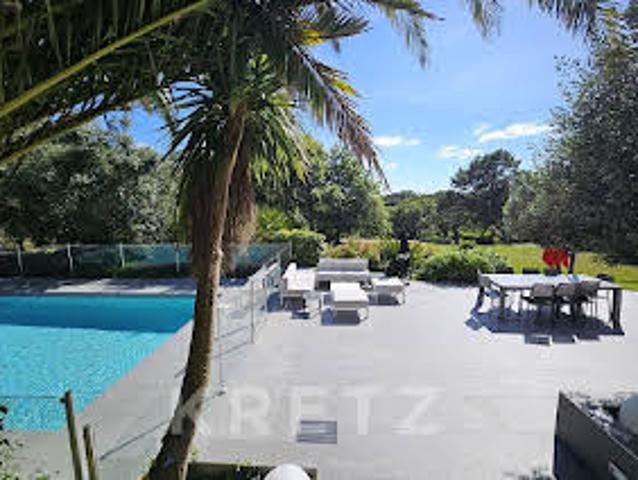 Maison avec piscine en bord de mer