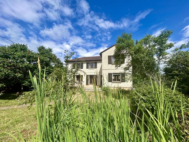 Maison avec piscine, grand terrain plat et grange en pierre. 164m² Le Roc