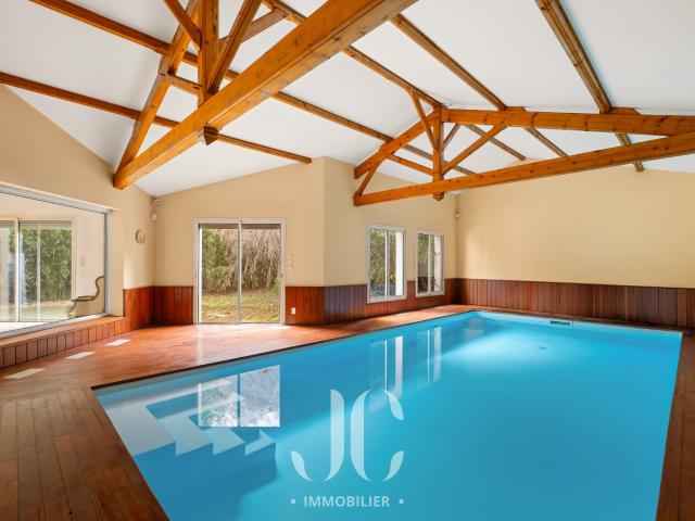 MAISON AVEC PISCINE INTERIEURE