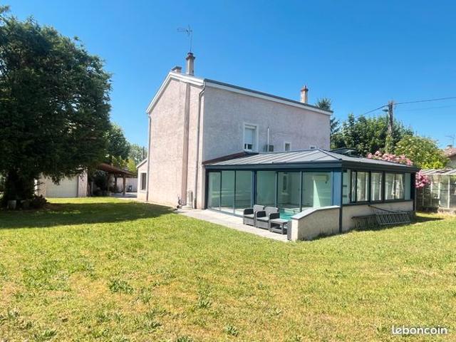 Maison avec piscine interieure et grand terrain