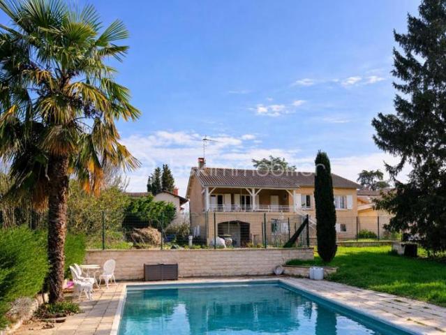 Maison avec piscine sur 2000 m² de terrain – Quincieux