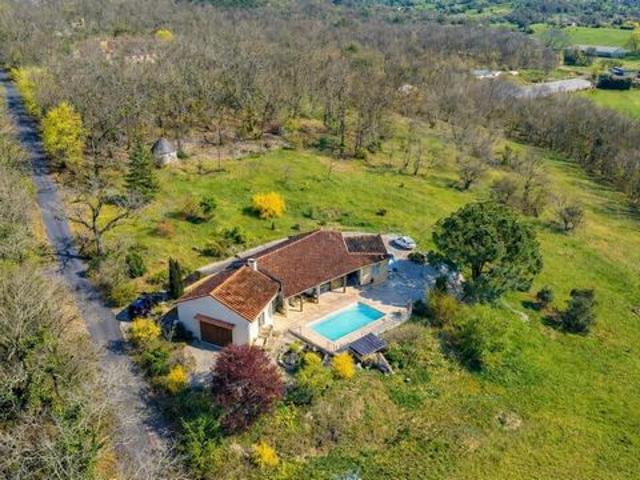 Maison avec piscine située dans un bel environnement privilégié avec une vue imprenable, cette maison offre de beaux volumes et ses prestations de qualité