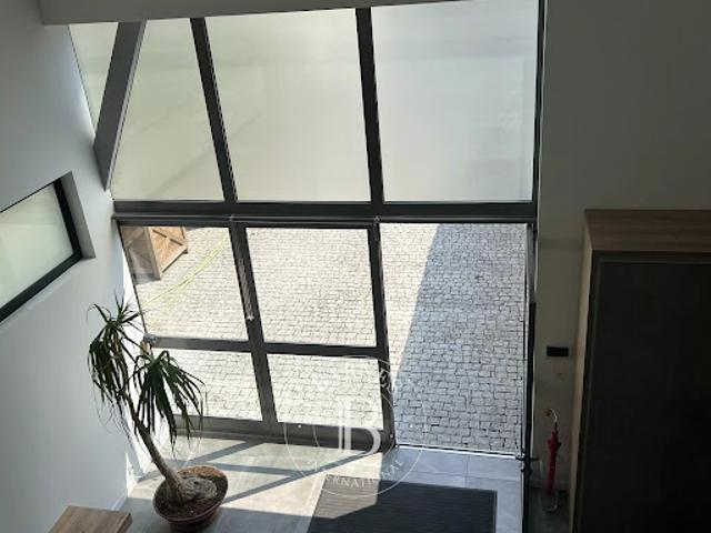 Maison contemporaine avec piscine et jardin