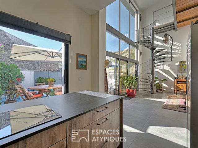 Maison contemporaine avec piscine et jardin