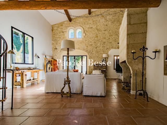 Maison contemporaine avec piscine et jardin