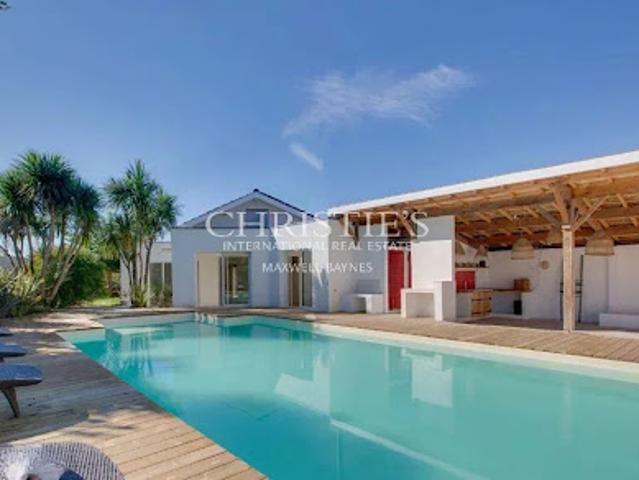 Maison contemporaine avec piscine et jardin