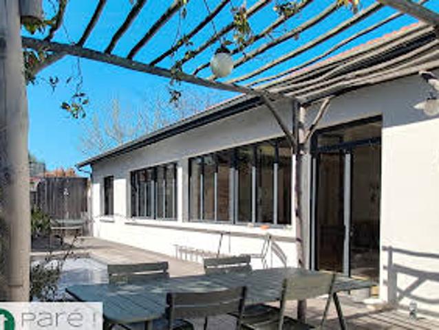 Maison avec piscine et jardin