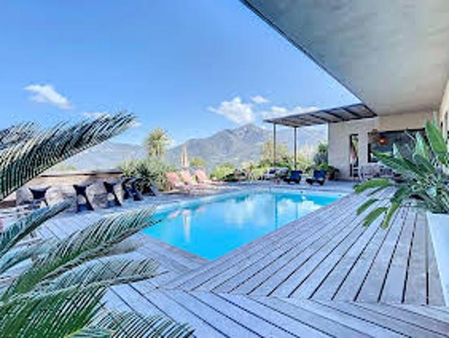 Maison avec piscine et jardin