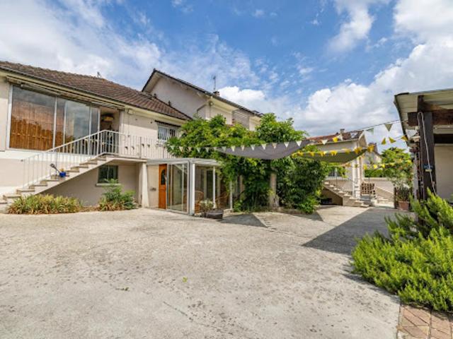 Maison avec piscine et terrasse
