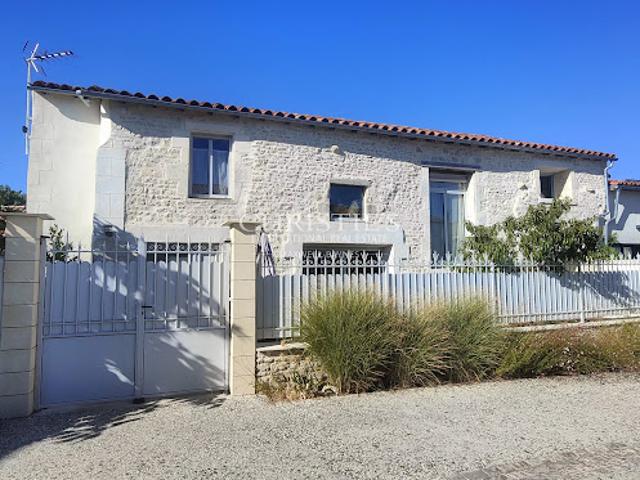 Maison contemporaine avec piscine et jardin