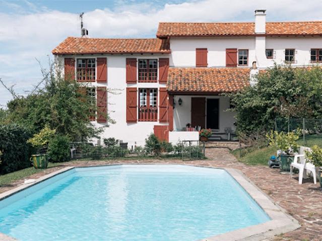 Maison avec piscine et jardin