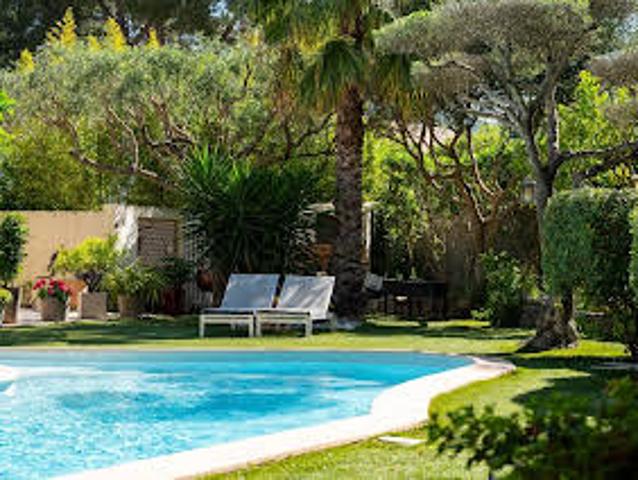 Maison contemporaine avec piscine et jardin