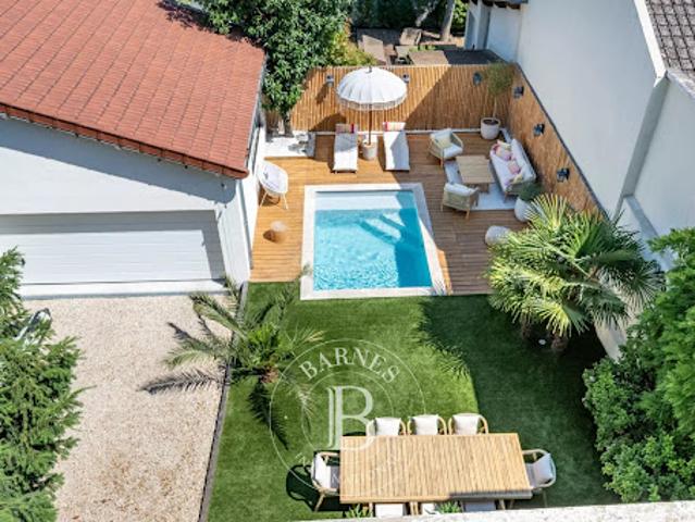 Maison contemporaine avec piscine et jardin