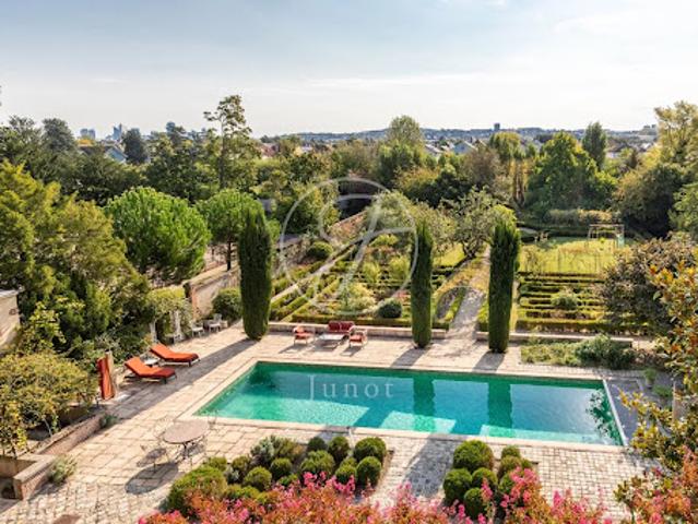 Maison avec piscine et jardin
