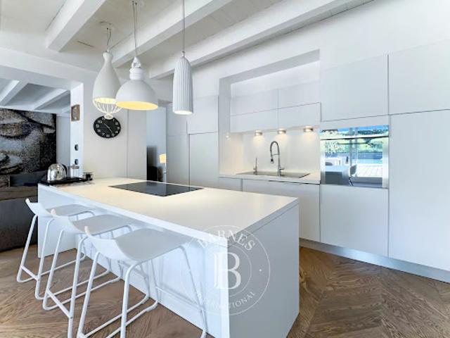 Maison contemporaine avec piscine et jardin