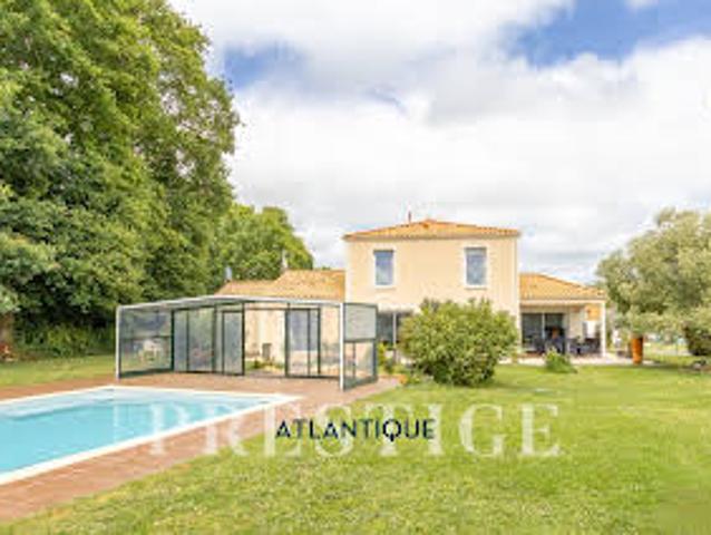 Maison avec piscine et jardin