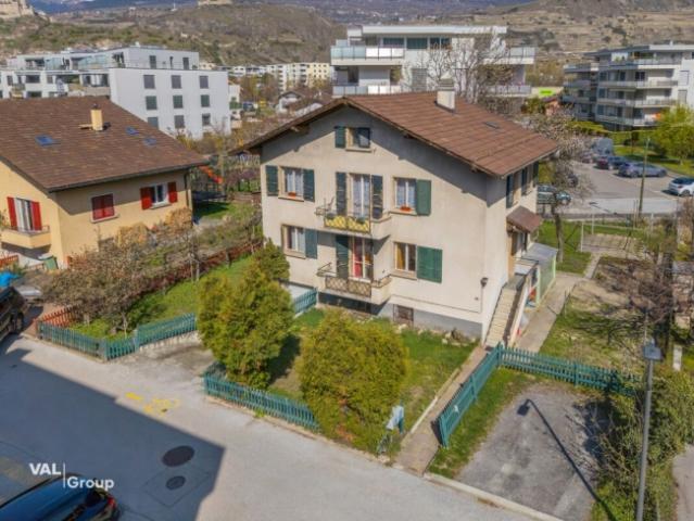 Maison avec revenu locatif immédiat au coeur de Champsec