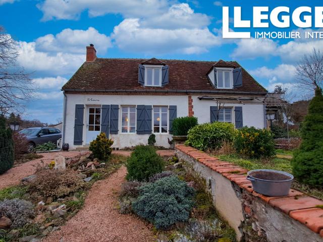 Maison avec: Séjour, 3 chambres, Dressing, 2 Salles d'eau, Cuisine, Dégagement, WC, buanderie, dependances