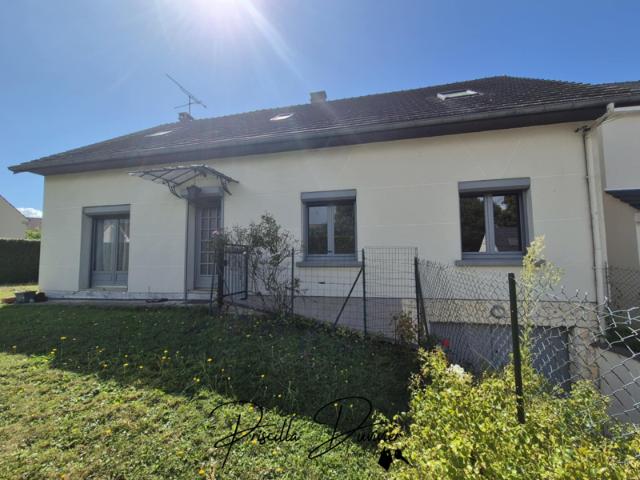 Maison avec sous sol total, 5 chambres et grand garage