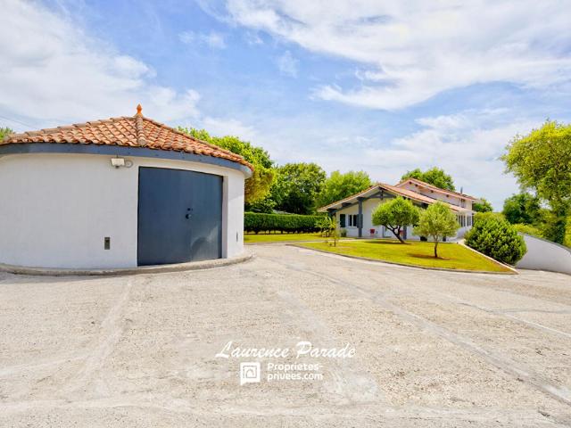 Maison avec sous sol annexe piscine parc