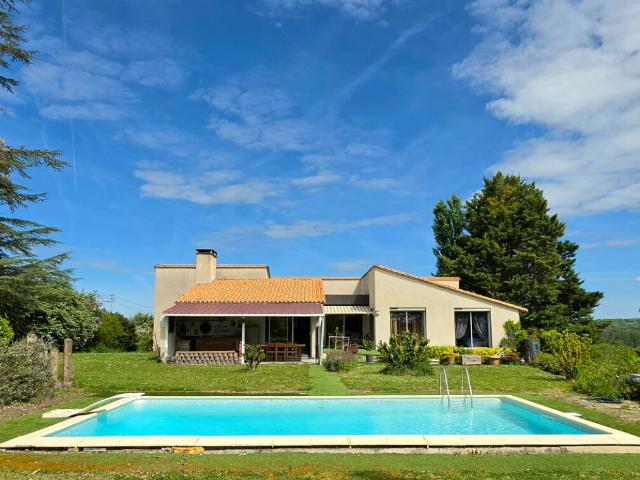 Maison avec sous sol parc et piscine