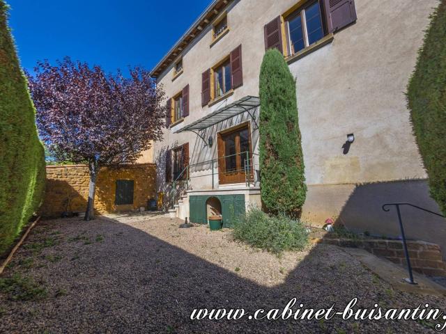 Maison avec studio indépendant au centre village