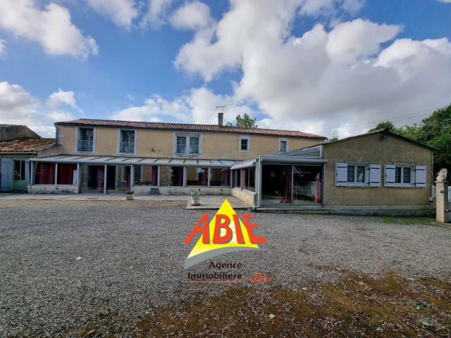 Maison bourg de Saint Pompain 6 chambres terrain 3900m2