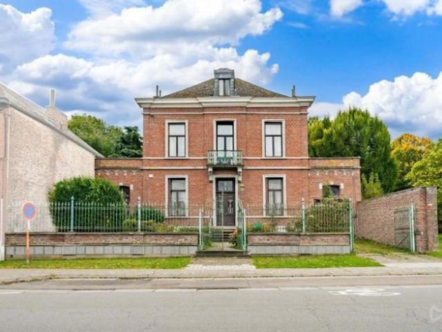 Maison bourgeoise 4ch s/ 25a. A rénover. Enorme potentiel !